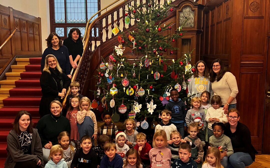 Vorschulkinder der Sylt-Kita schmücken Weihnachtsbaum im Rathaus