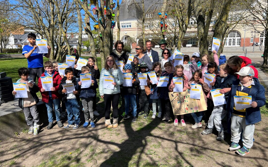 Osterferienprojekt der OGS St. Nicolai: Bunte Bienenhotels im Rathauspark mit Jan Koppers