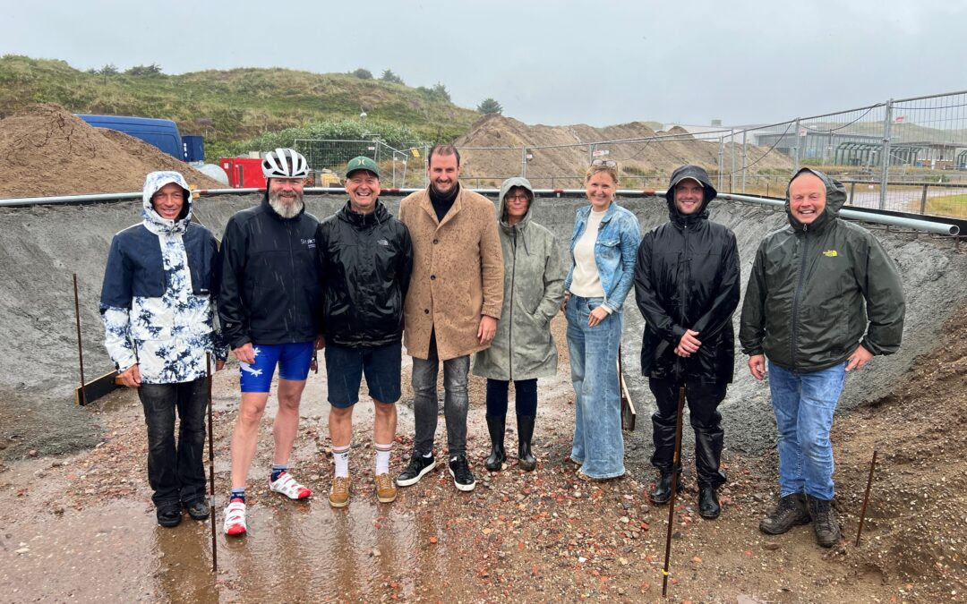 Multipark Sylt: Wirtschaftsminister Klaus Ruhe Madsen zu Besuch auf der Baustelle