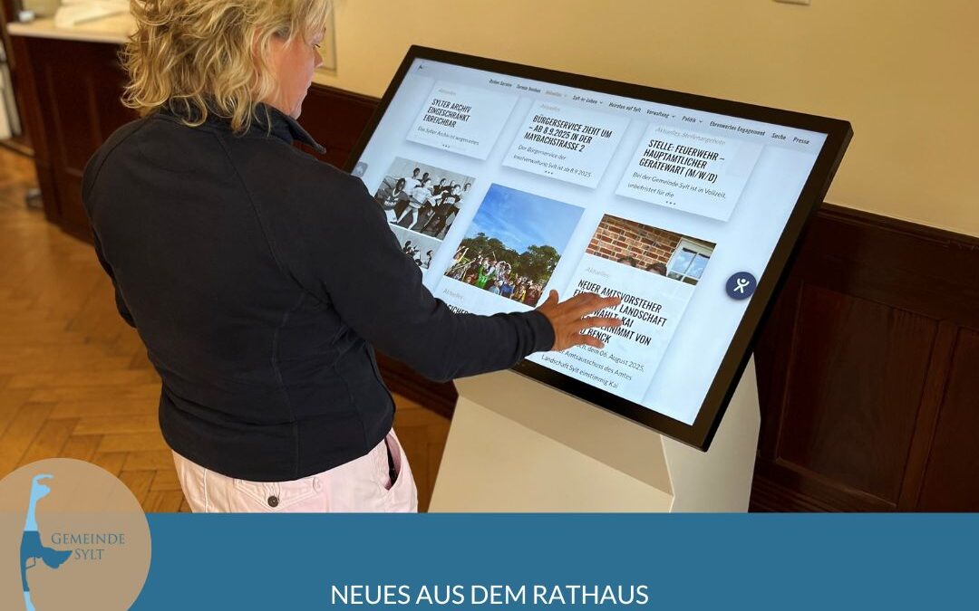 Tippen statt Blättern: neues Infoterminal im Rathaus-Foyer als digitaler Wegweiser