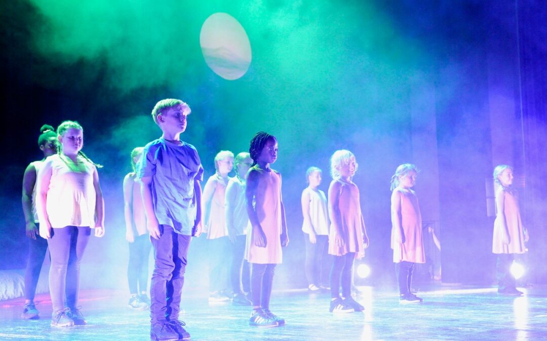 „Brandung der Gefühle“ – Bewegendes Mehrgenerationen-Tanztheater begeistert Publikum
