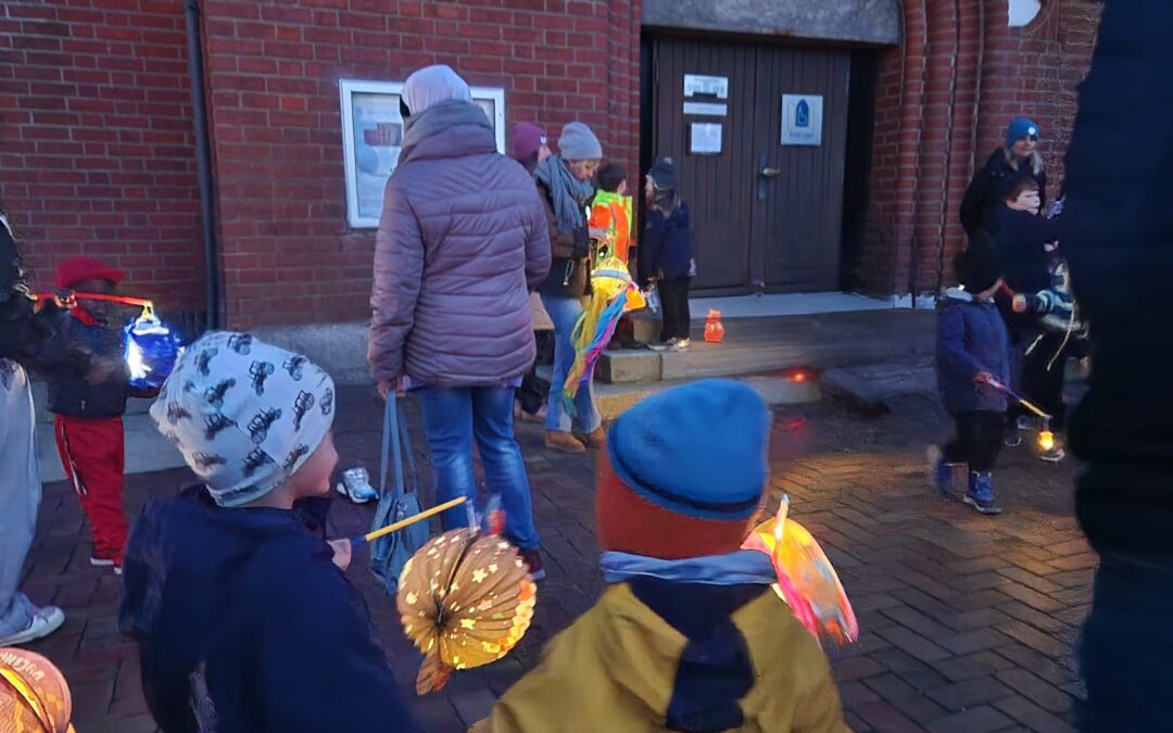 Gemeinsamer Laternenlauf der SYLT KITA sorgte für buntes Lichtermeer in Westerland