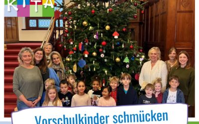 Kita: Vorschulkinder schmücken Weihnachtbaum im Rathaus und backen Kekse bei Raffelhüschen